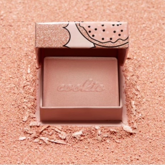 Benefit- radiant, shimmering powder. Can be used on eye, cheeks, forehead…. - Picture 3 of 3